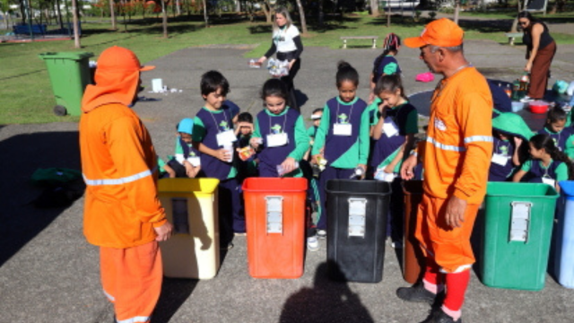 Alunos aprendem sobre reciclagem e coleta seletiva em Jacareí
