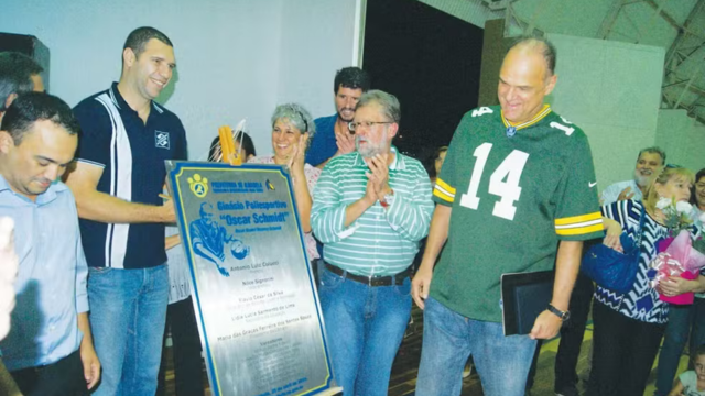 Oscar Schmidt é homenageado em ginásio no litoral de Ilhabela